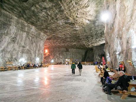 Obrovský hlubinný solný důl v Praidu, který dnes slouží i jako sanatorium