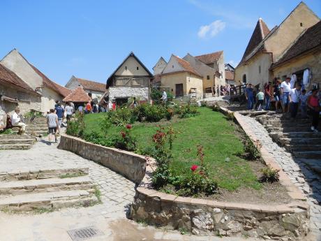 Nádvoří uvnitř zrekonstruovaných hradeb râşnovské citadely
