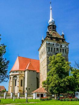 Gotický kostel s hodinovou věží v Saschiz