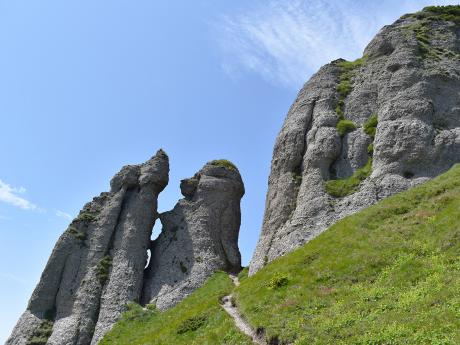Pohoří Ciucaş je plné skalnatých vrcholků připomínajících věže, sloupy i postavy