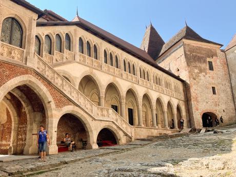 Vnitřní nádvoří hradu v Hunedoaře