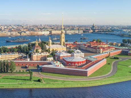 Petropavlovská pevnost na břehu řeky Něvy v Petrohradu