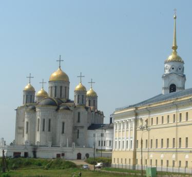 Uspenský chrám se zlatými kupolemi ve městě Vladimir