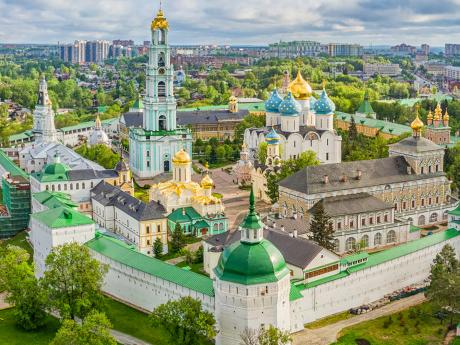 Trojicko-sergijevská lávra (Sergijev Posad) je duchovním centrem ruské pravoslavné církve