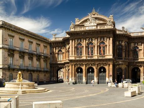 Budova divadla Teatro Massimo Bellini v centru Catanie