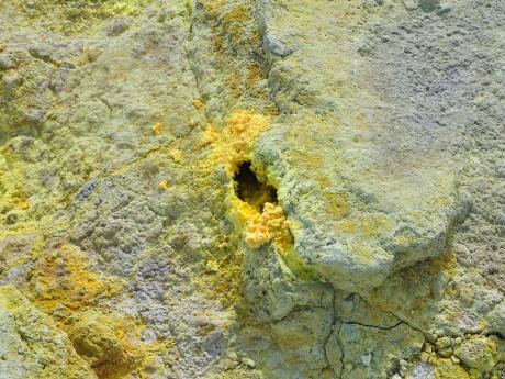 Jasně žlutá usazená síra na ostrově Vulcano