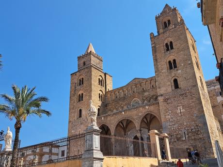 Katedrála v Cefalù byla postavena v normansko-arabském stylu typickém pro Sicílii
