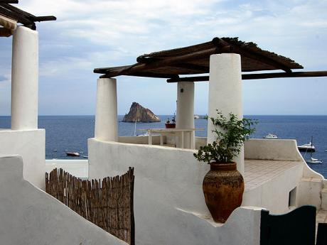 Idylická terasa na pobřeží ostrova Panarea
