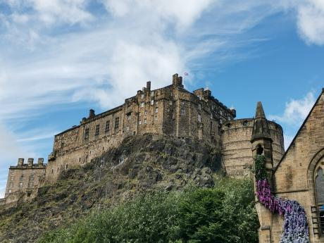 Edinburský hrad byl zbudován na vrcholku skály nazvané Castle Rock