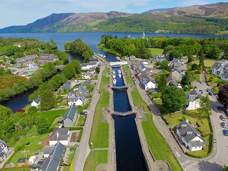 Osadou Fort Augustus vede Kaledonský průplav 