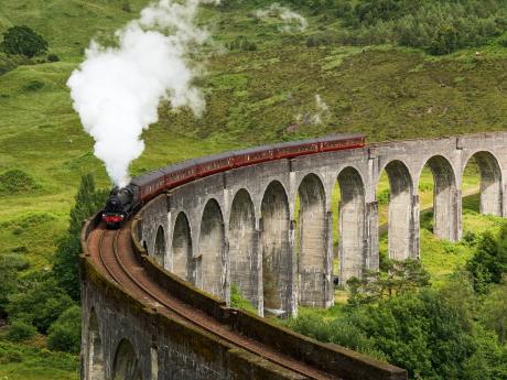 Nedaleko Fort William stojí viadukt Glenfinnan, který se objevil ve filmech Harryho Pottera