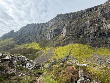 Quiraing – krajina tvořená ostrými vrcholy i stolovými horami