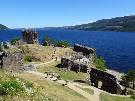 Hrad Urquhart stojí na břehu jezera Loch Ness