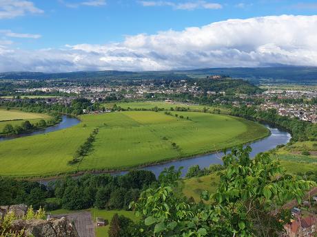 Z kopce, na kterém stojí Wallace Monument, je pěkný výhled na meandr řeky Forth