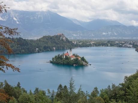 Výhled na překrásně modré jezero Bled