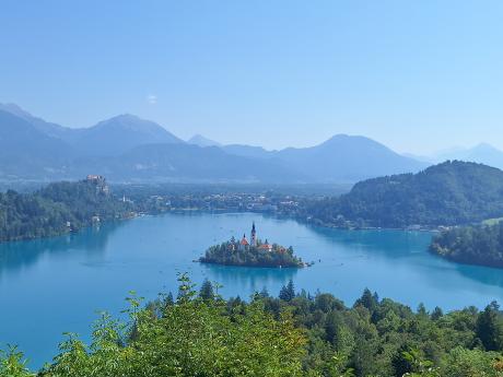 Výhled na blankytně modré jezero Bled a pohoří Karavanky