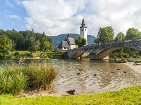 Kostel sv. Jana Křtitele na břehu Bohinjského jezera
