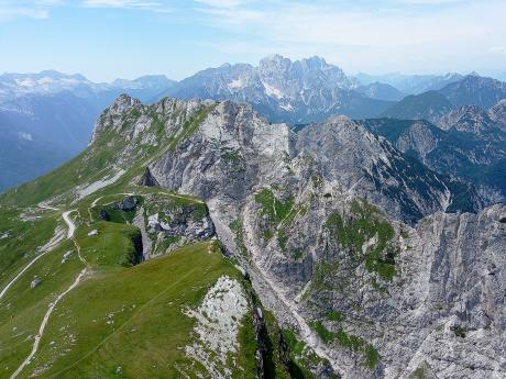 Pohled na italskou část Julských Alp cestou z hory Mangart 