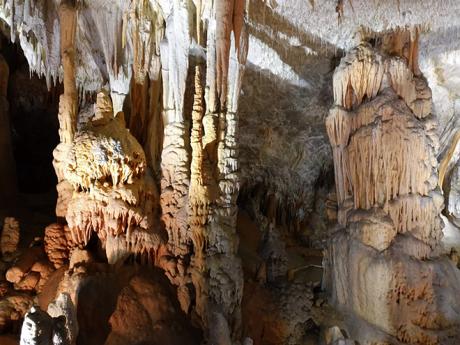 Postojanské jeskyně jsou plné fascinujících krápníků
