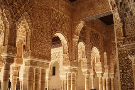 Ornamenty zvané muqarnas v paláci Alhambra v Granadě