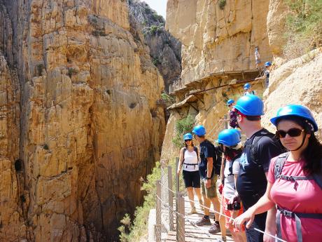  Adrenalinová stezka Camino del Rey se vine po svazích soutěsky Garganta del Chorro