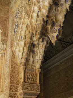 Ornamenty zvané muqarnas v paláci Alhambra v Granadě