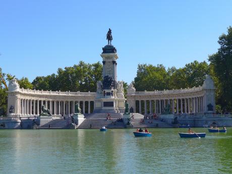 Park El Retiro v Madridu nabízí možnost projet se na lodičkách