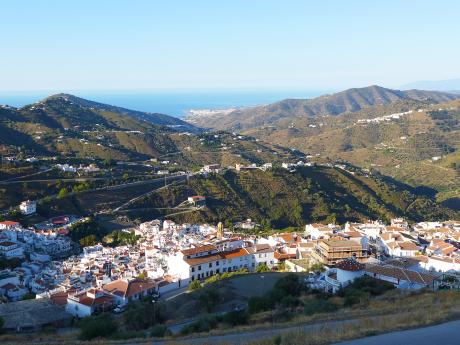 Vesnička Cútar se rozprostírá v pohůří pohoří Sierra de Almijara