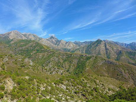 Pohoří Almijara začíná pozvolna jako zelené kopce a končí až ve 2 000 m n. m.
