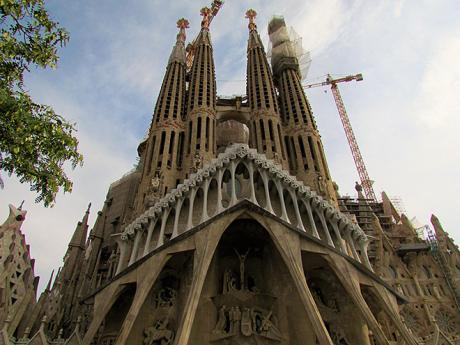 Surrealistický kostel La Sagrada Família od Antonia Gaudího v Barcelóně