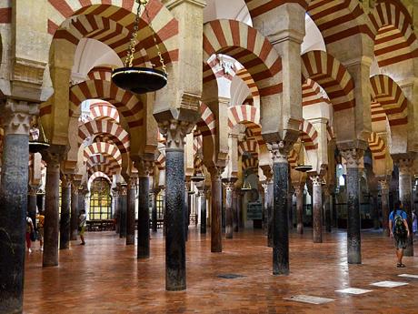 Interiér mešity v Cordóbě postavené Maury přímo v centru města