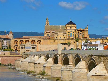 Most Puente romano a v pozadí mešita s pevností jsou symboly Cordóby