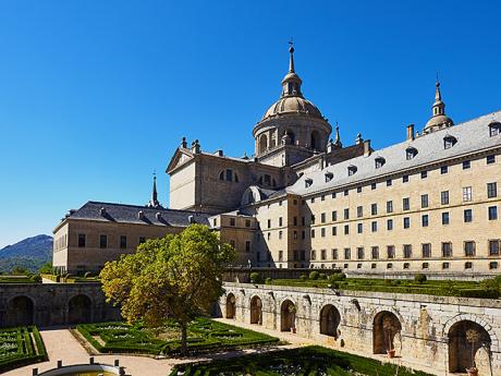 El Escorial je královský klášter zasvěcený sv. Vavřincovi z Escorialu