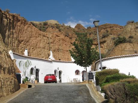 Některá jeskynní obydlí v Guadixu dodnes slouží svému účelu
