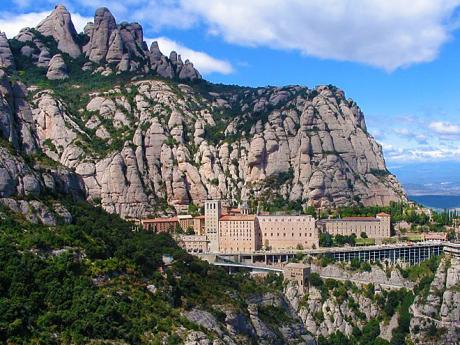 Benediktinský klášter Montserrat je neuvěřitelně zasazen do skal