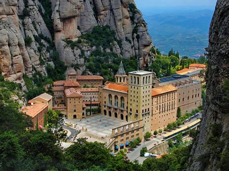 Klášter Montserrat leží ve stejnojmenném vápencovém horském masivu