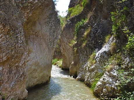 Soutěskou řeky Río Chíllar je za vyššího stavu vody třeba se brodit