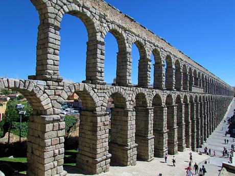 Římský viadukt v Segovii byl postaven v 1. století n. l.