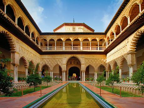 Krásný maurský palác Alcazár v Sevilla býval sídlem mnoha monarchů