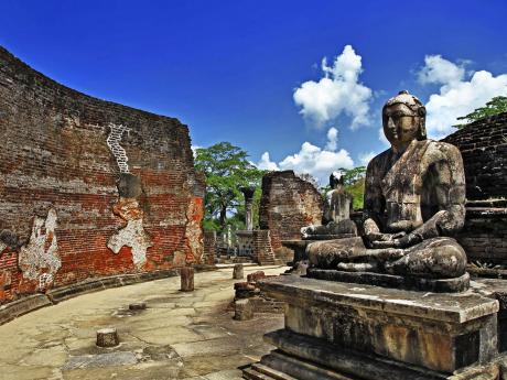 Polonnaruwa Vatadage (starobylá svatyně kruhového tvaru chránící menší stúpu)