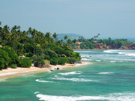 Písečné pláže města Weligama na jihu Srí Lanky