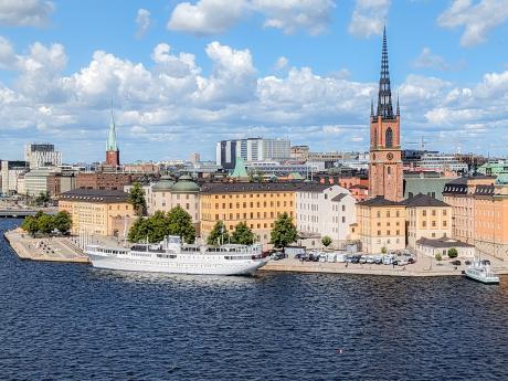 Stockholmské nábřeží v pozadí s kostelní věží Riddarholmskyrkan