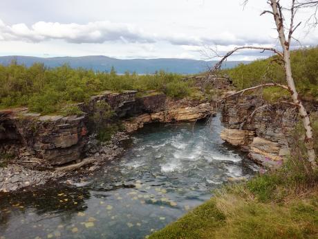 Řeka Abiskojåkka teče pouze 40 km a pak se vlévá do obrovského jezera Torneträsk