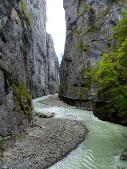 Stěny soutěsky řeky Aar ve Švýcarsku dosahují výšky až 50 metrů