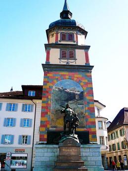Bronzová socha Viléma Tella a jeho syna na náměstí v Altdorfu