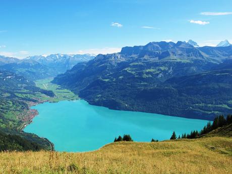 Brienzské jezero leží v údolí Bernských Alp