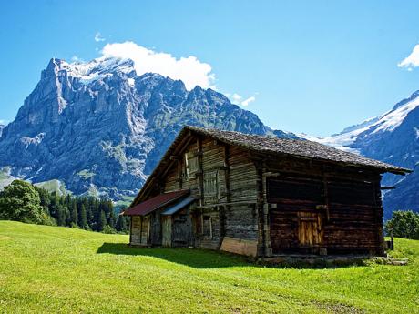 Dřevěná horská chata v údolí Bernských Alp
