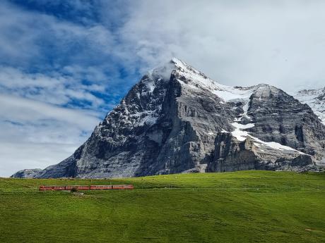 Vláček, který turisty vyveze až do sedla Jungfraujoch v 3 454 m n. m.