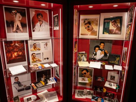Výloha s fotkami Freddie Mercuryho v muzeu Quenn v Montreux