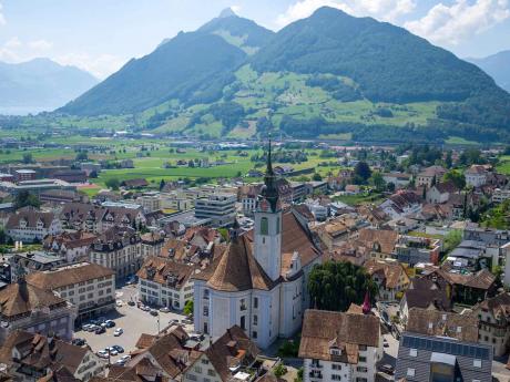 Pohled na Schwyz, hlavní město stejnojmenného švýcarského kantonu